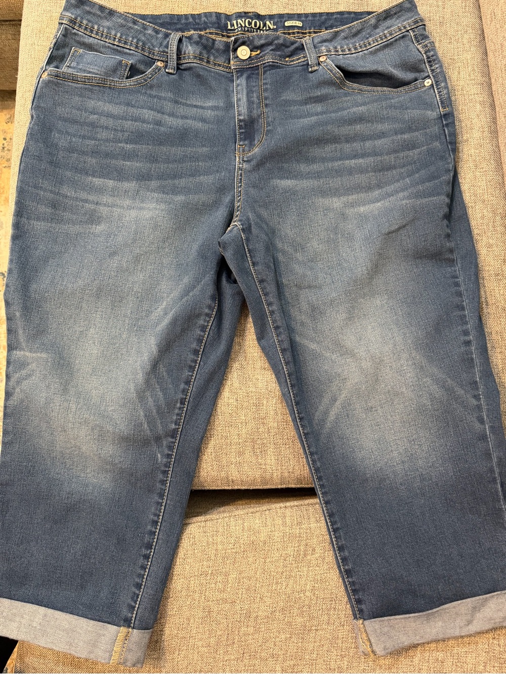 Lincoln Outfitters Medium Blue Denim Capris with roll-upsfor Women Size 18 VGUC